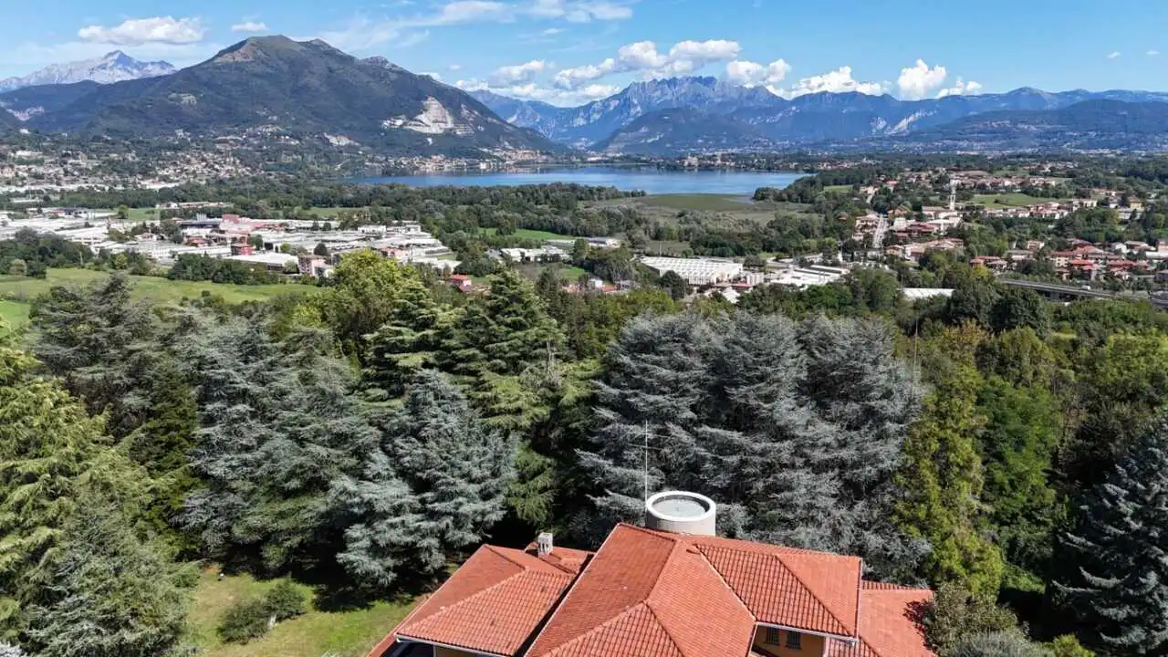 villa-con-piscina-in-vendita-a-monguzzo-como-agenzia-immobiliare-casa&style-immobiliare-milano-brianza (9)