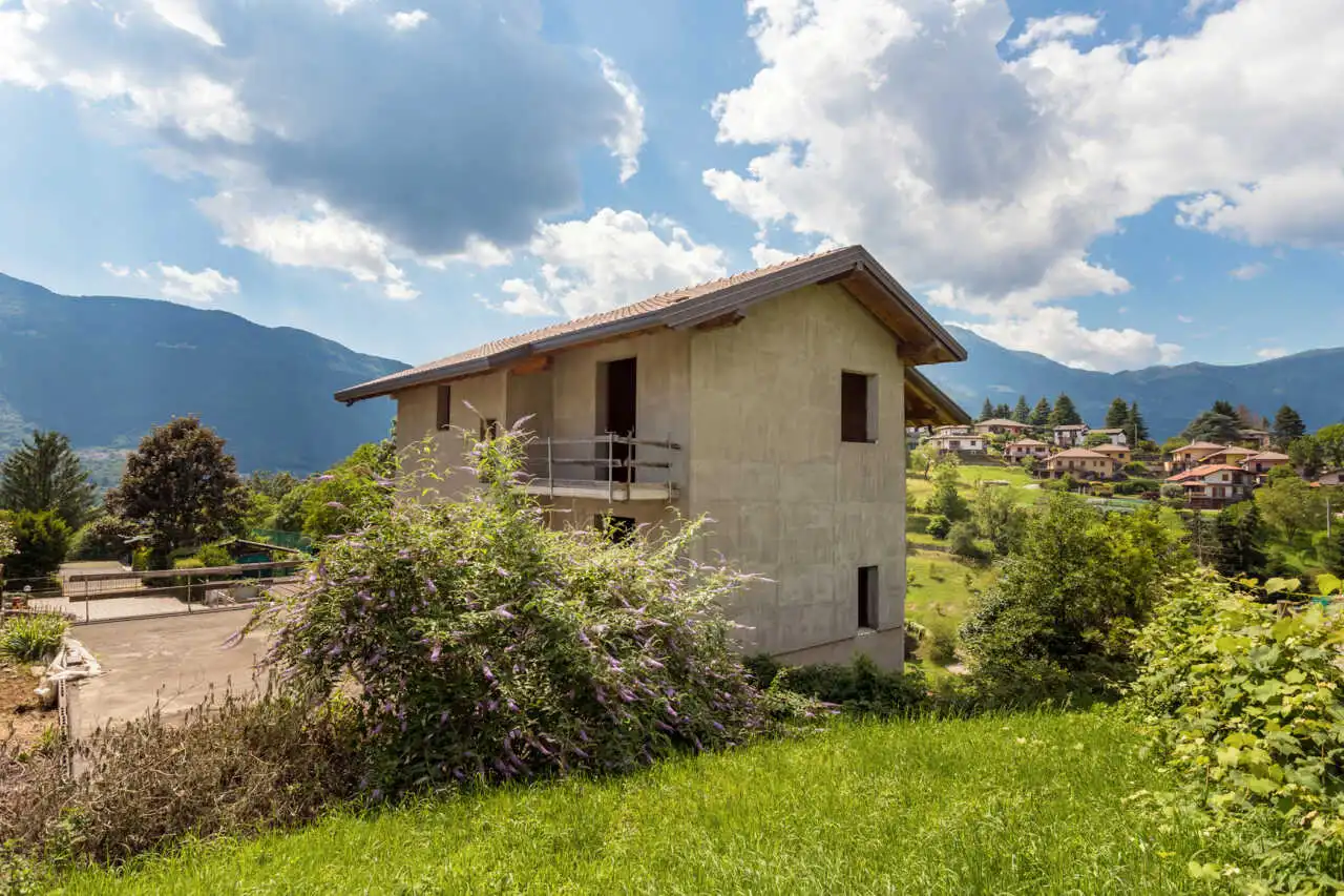 prestigiosa-villa-singola-panoramica-in-vendita-a-santomobono-terme-localita-selino-alta-immobiliare-milano-brianza-casa&style (