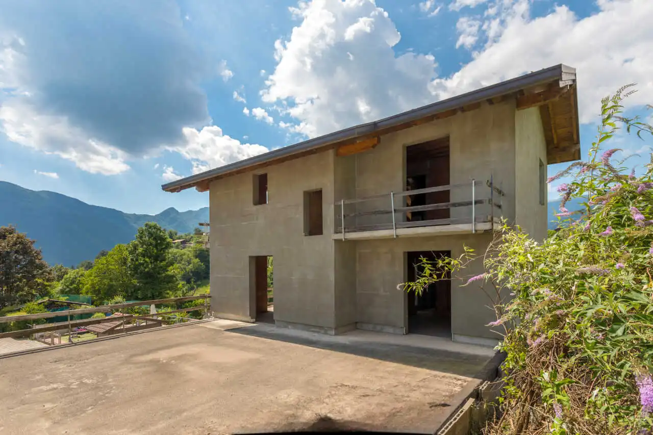 prestigiosa-villa-singola-panoramica-in-vendita-a-santomobono-terme-localita-selino-alta-immobiliare-milano-brianza-casa&style ( (4)