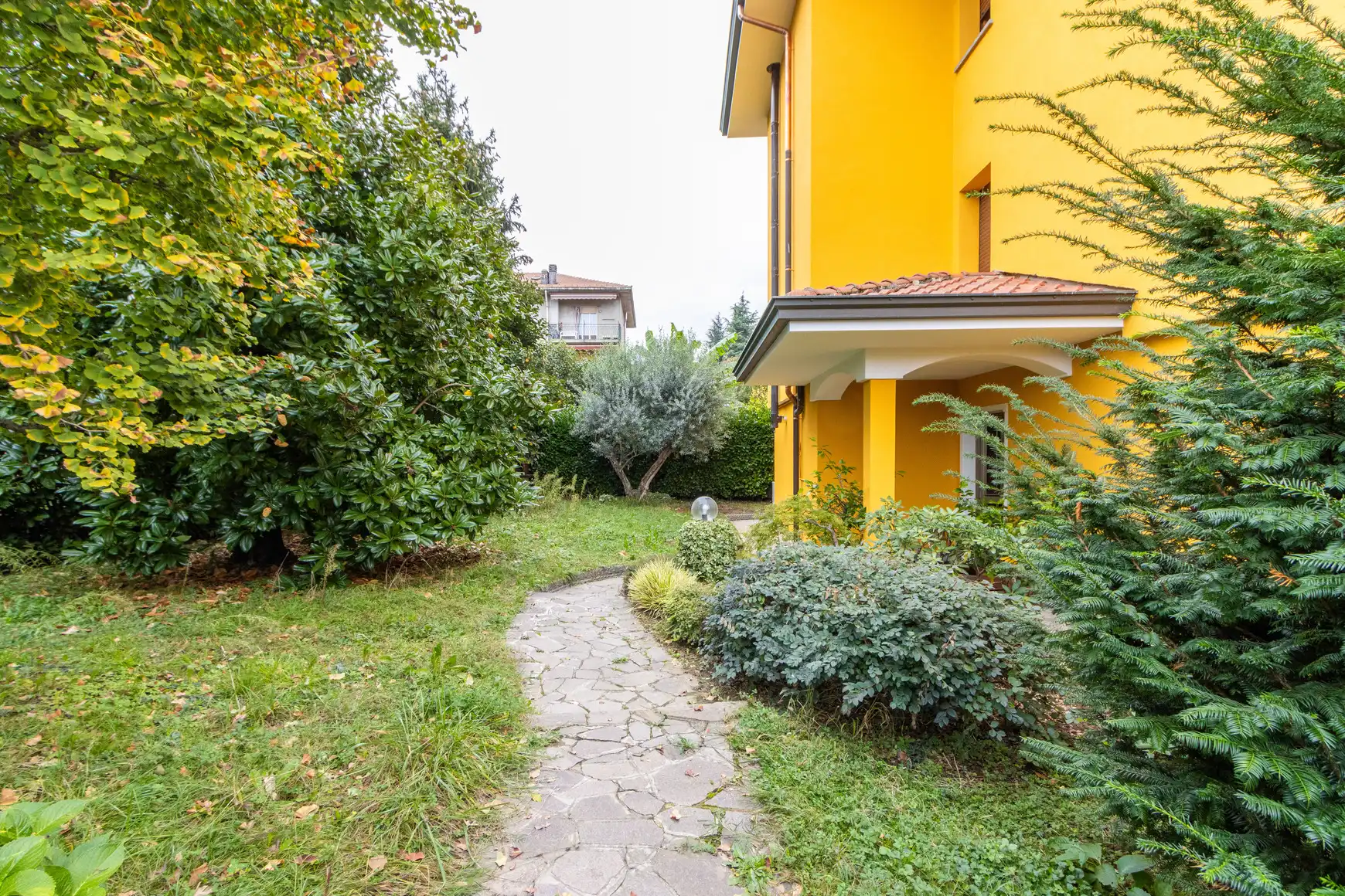 Ampio Trilocale Ristrutturato con Giardino Privato a Missaglia (55)