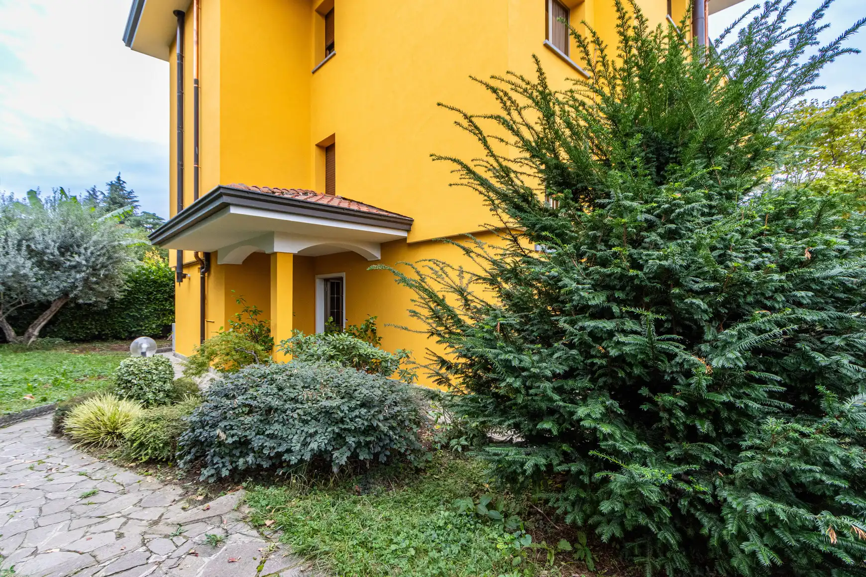 Ampio Trilocale Ristrutturato con Giardino Privato a Missaglia (56)