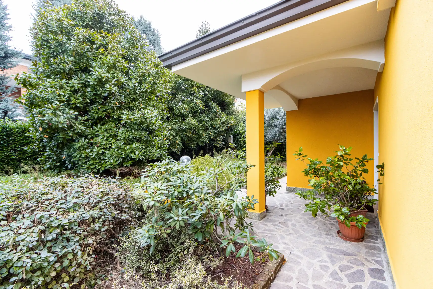 Ampio Trilocale Ristrutturato con Giardino Privato a Missaglia (57)