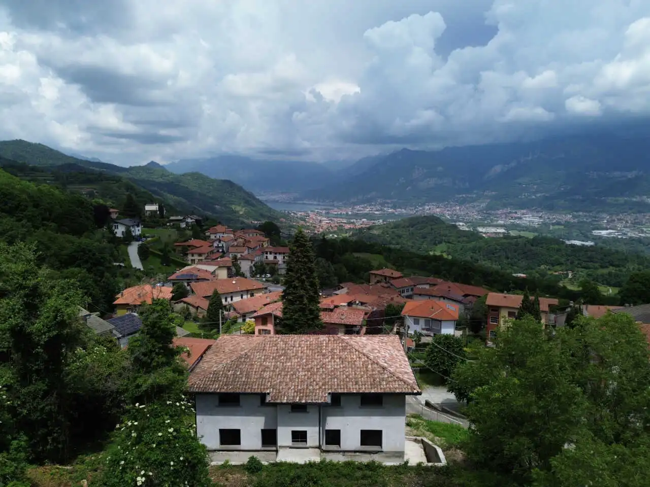Villa con giardino in vendita a Airuno Lecco panoramica vista lago 24