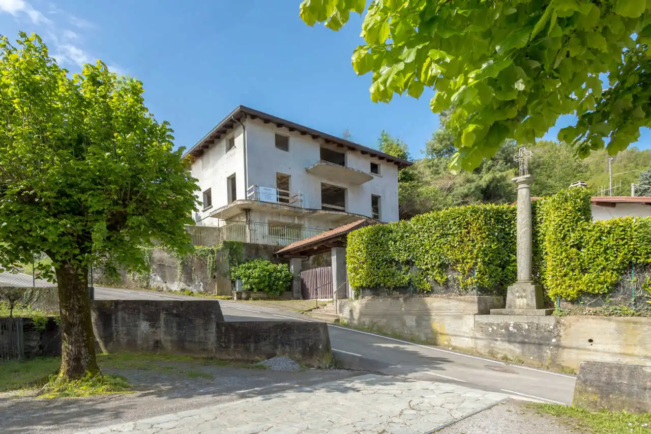 Villa con giardino in vendita a Airuno Lecco panoramica vista lago 3