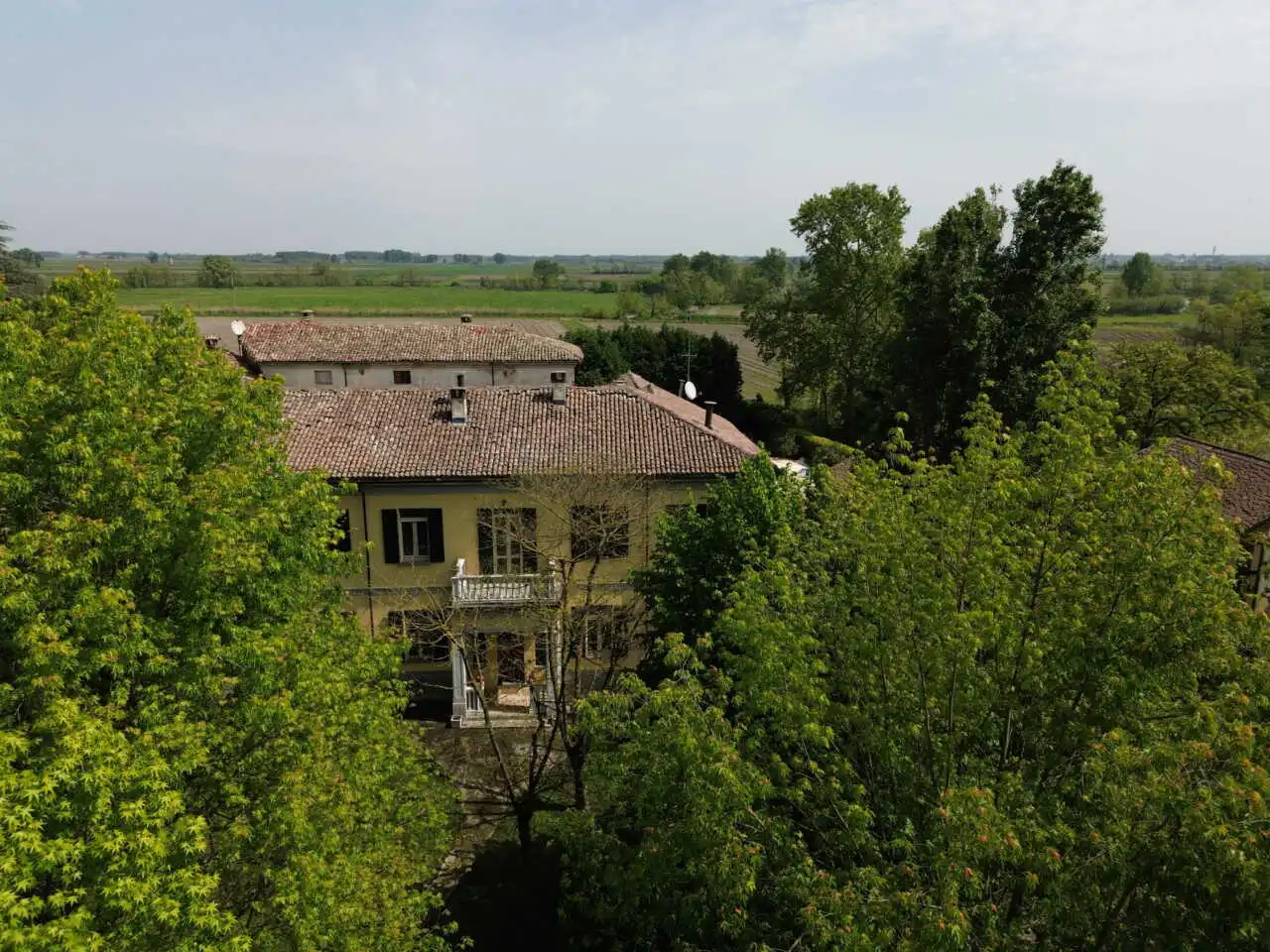 villa-depoca-con-piscina-in-vendita-a-velezzo-lomellina-immobiliare-casaestyle-villa-cortile