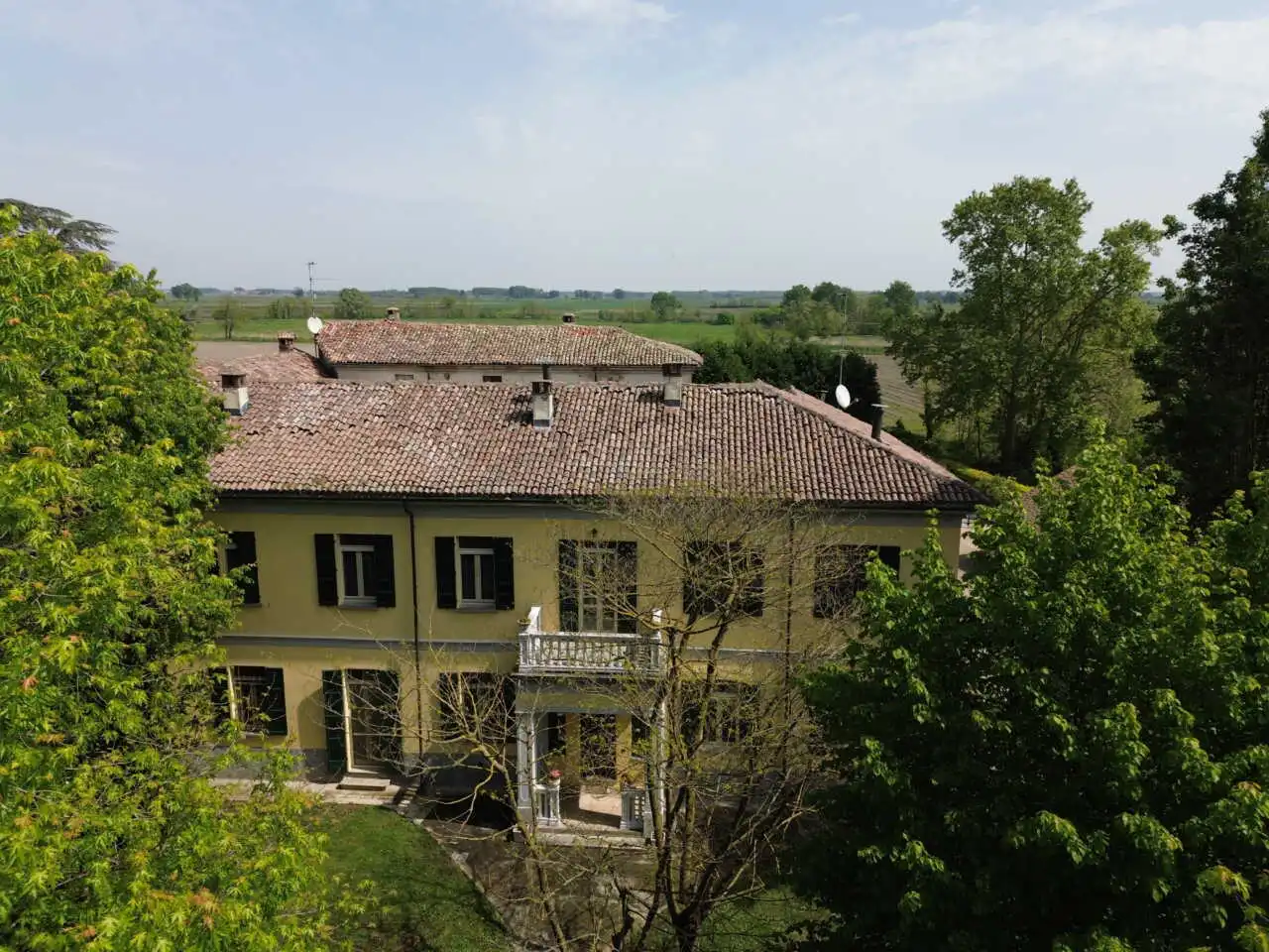 villa-depoca-con-piscina-in-vendita-a-velezzo-lomellina-immobiliare-casaestyle-villa-cortile