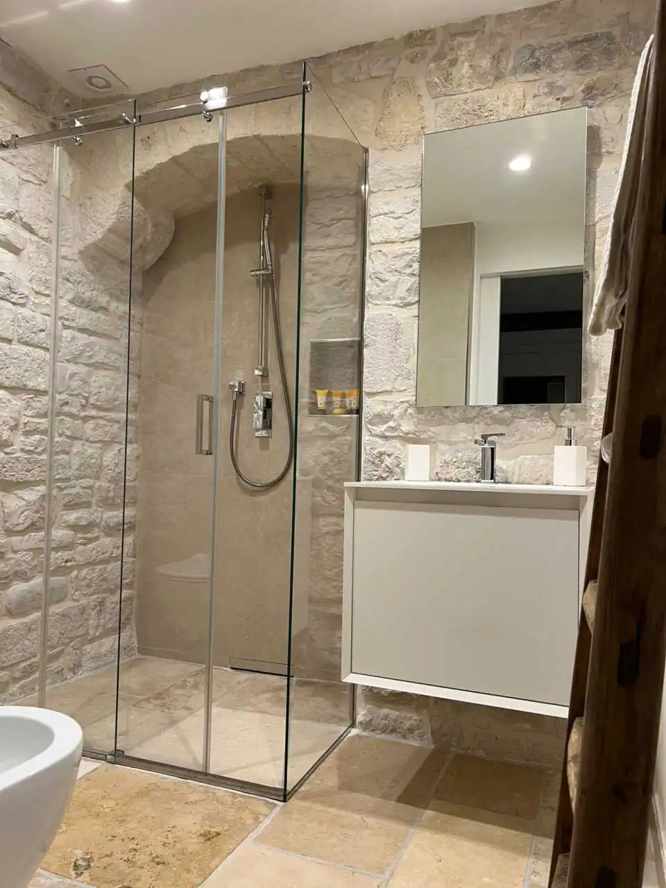 casa-indipendente-in vendita-a-bisceglie-puglia-vista-mare-con-ascensore-ristrutturata (43)