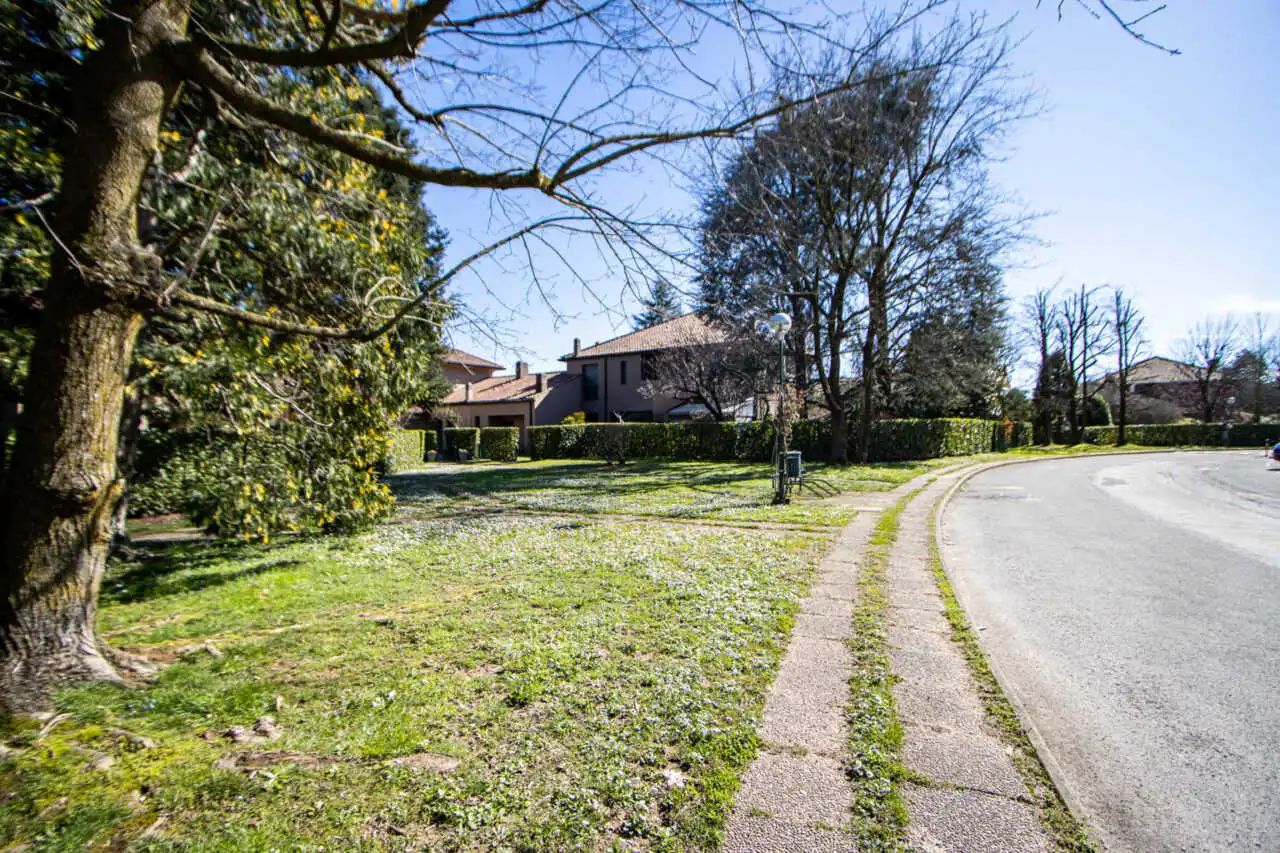 in-vendita-villa-a-schiera-a-lesmo-contesto-esclusivo-con-servizi-riservati-ai-residenti-immobiliare-milano-e-brianza-casa&style (1)