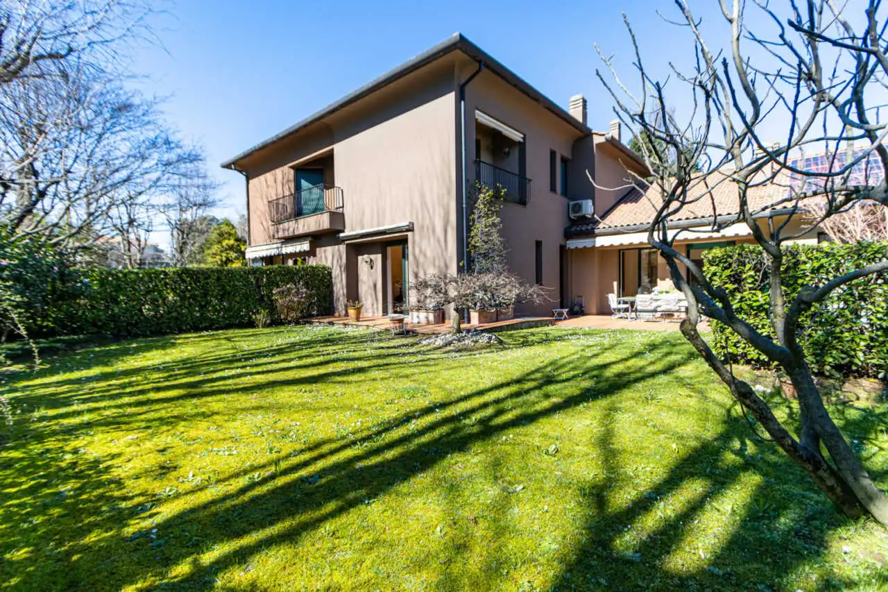 in-vendita-villa-a-schiera-a-lesmo-contesto-esclusivo-con-servizi-riservati-ai-residenti-immobiliare-milano-e-brianza-casa&style (16)
