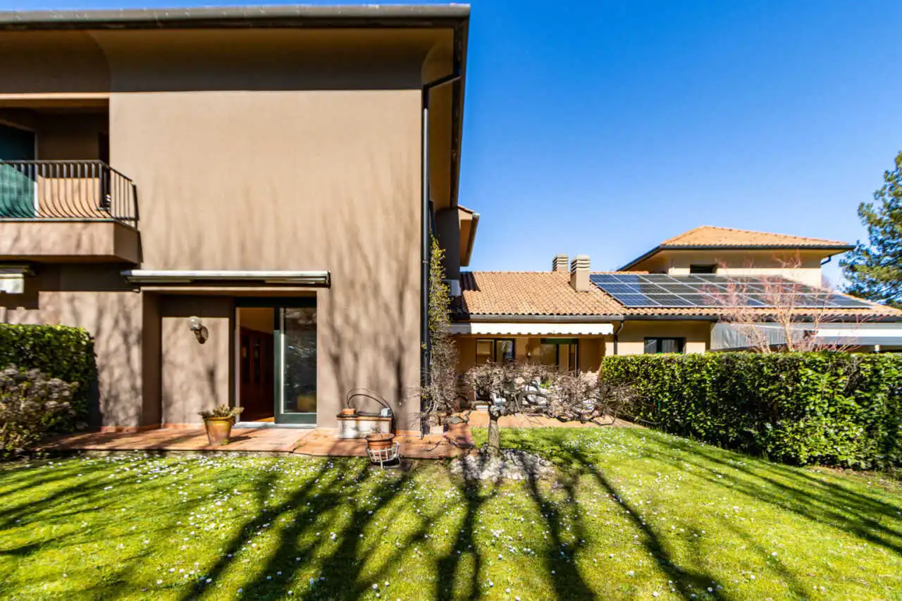 in-vendita-villa-a-schiera-a-lesmo-contesto-esclusivo-con-servizi-riservati-ai-residenti-immobiliare-milano-e-brianza-casa&style (17)