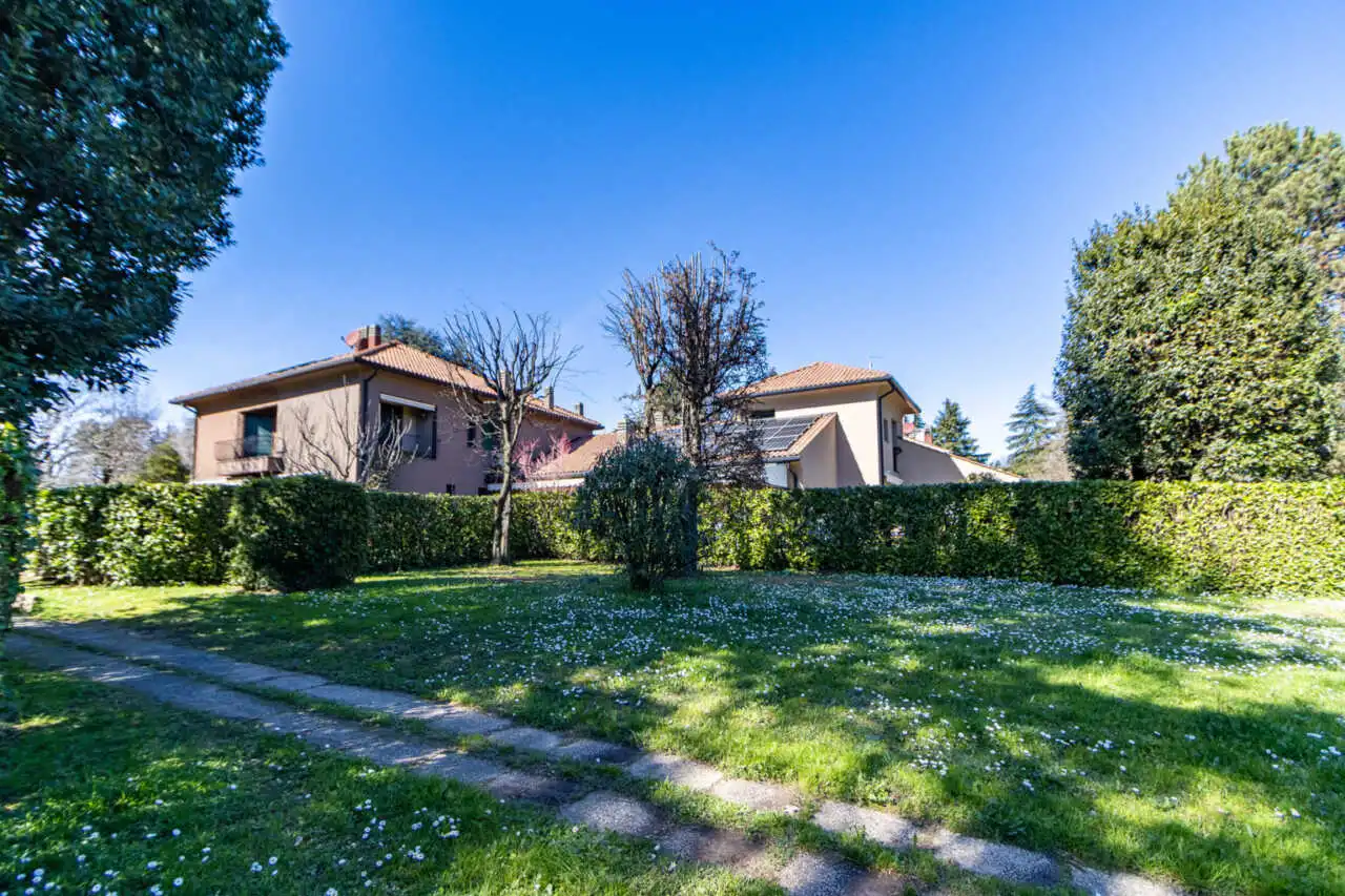 in-vendita-villa-a-schiera-a-lesmo-contesto-esclusivo-con-servizi-riservati-ai-residenti-immobiliare-milano-e-brianza-casa&style (2)