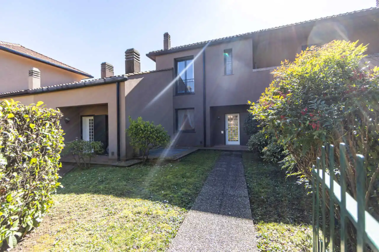 in-vendita-villa-a-schiera-a-lesmo-contesto-esclusivo-con-servizi-riservati-ai-residenti-immobiliare-milano-e-brianza-casa&style (23)
