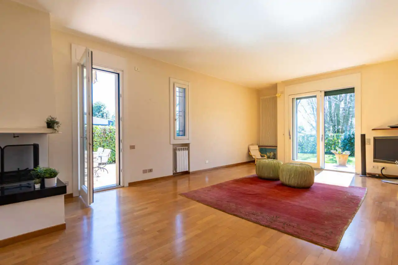 in-vendita-villa-a-schiera-a-lesmo-contesto-esclusivo-con-servizi-riservati-ai-residenti-immobiliare-milano-e-brianza-casa&style (7)