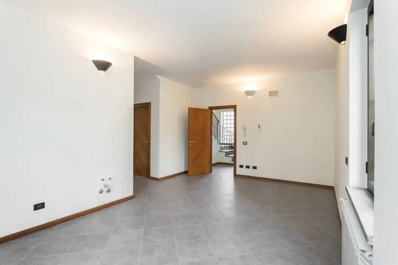 bellusco-casa-indipendente-con-2-appartamenti-e-area-edificabile-agenzia-immobiliare-milano-brianza-casa&style (3)