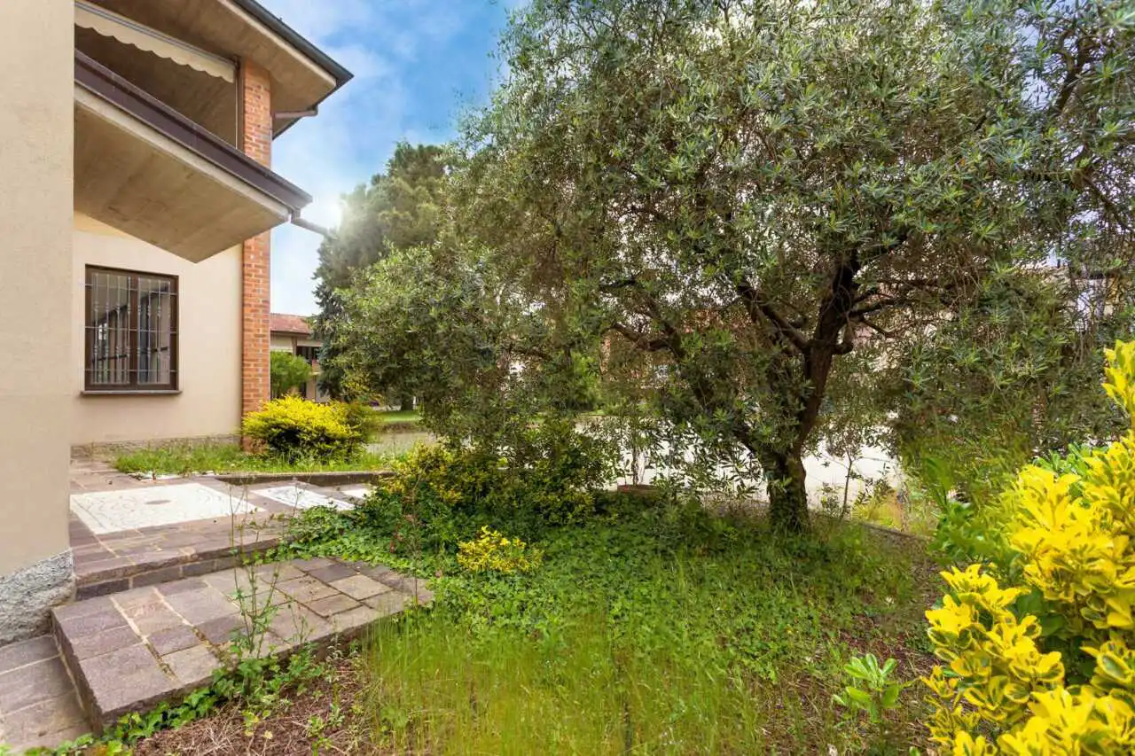 bellusco-casa-indipendente-con-2-appartamenti-e-area-edificabile-agenzia-immobiliare-milano-brianza-casa&style (6)