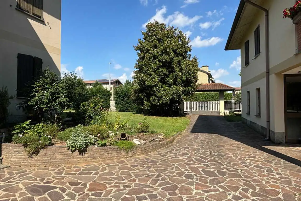 in-vendita-a-bellusco-proprieta-con-2-appartamenti-giardino-deposito-agenzia-immobiliare-milano-brianza-casa&style (10)
