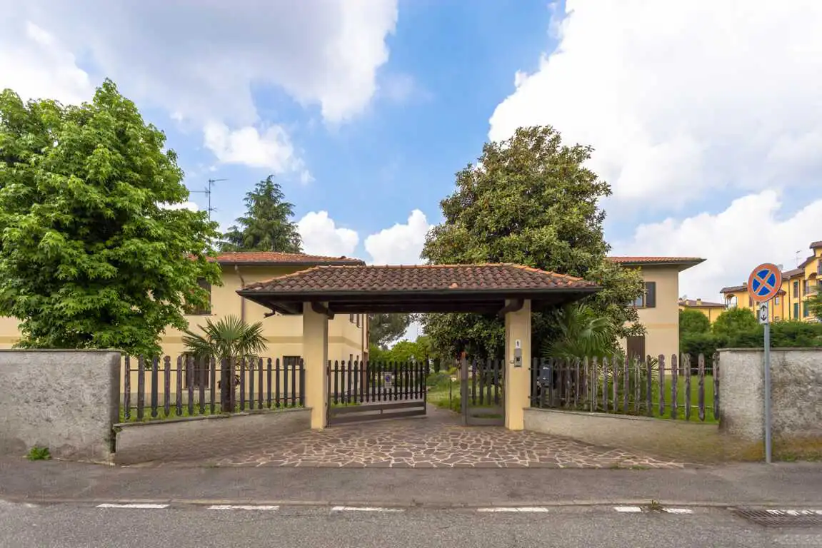 in-vendita-a-bellusco-proprieta-con-2-appartamenti-giardino-deposito-agenzia-immobiliare-milano-brianza-casa&style (2)