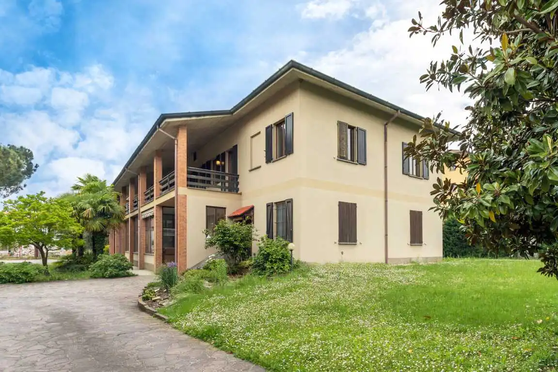 in-vendita-a-bellusco-proprieta-con-2-appartamenti-giardino-deposito-agenzia-immobiliare-milano-brianza-casa&style (3)