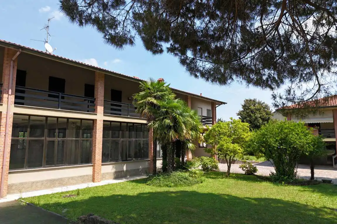 in-vendita-a-bellusco-proprieta-con-2-appartamenti-giardino-deposito-agenzia-immobiliare-milano-brianza-casa&style (4)