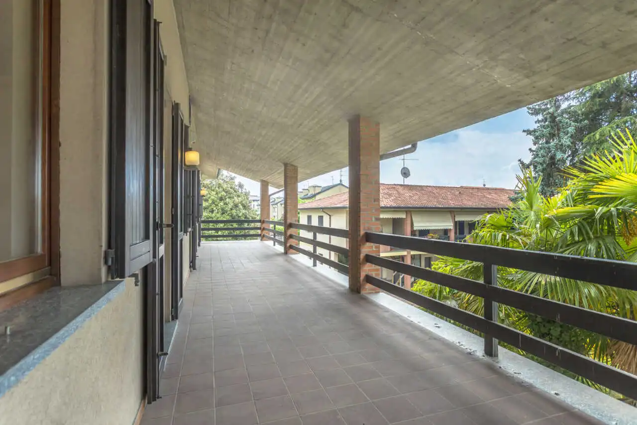 in-vendita-a-bellusco-proprieta-con-2-appartamenti-giardino-deposito-agenzia-immobiliare-milano-brianza-casa&style (5)