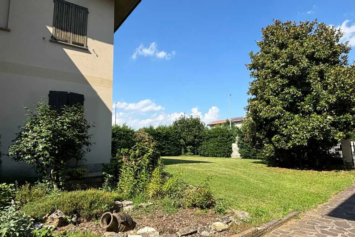 in-vendita-a-bellusco-proprieta-con-2-appartamenti-giardino-deposito-agenzia-immobiliare-milano-brianza-casa&style (7)
