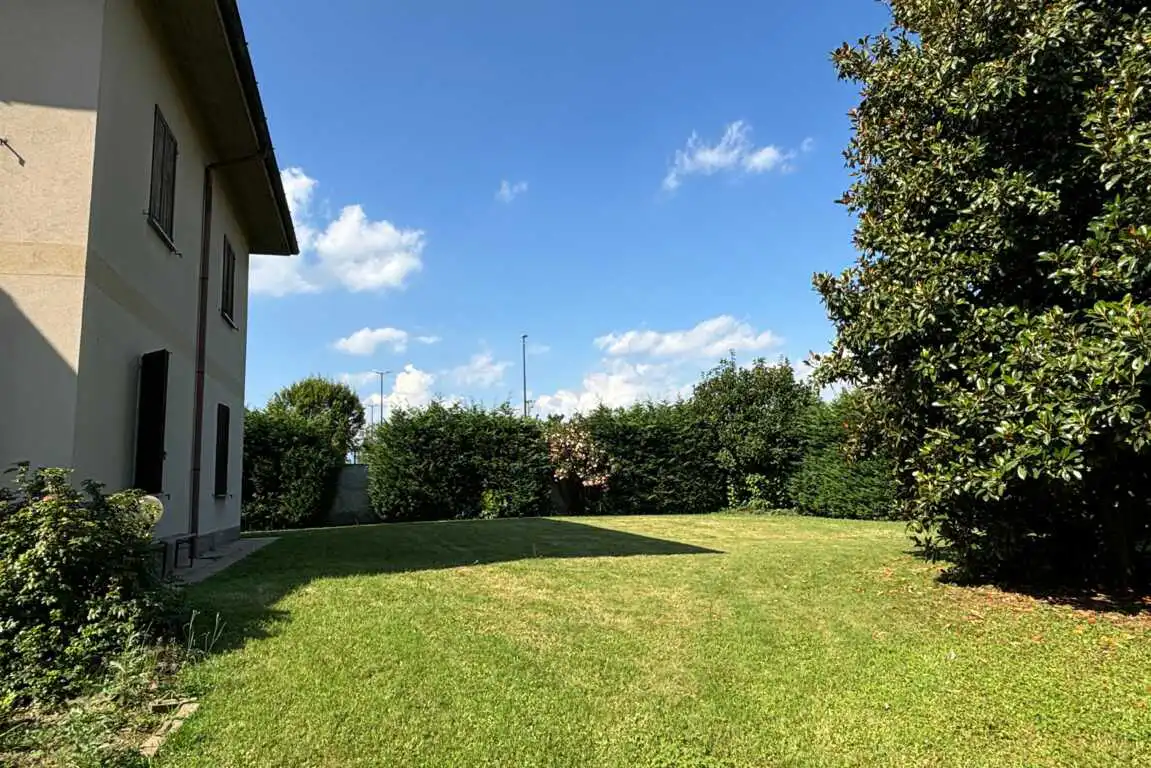 in-vendita-a-bellusco-proprieta-con-2-appartamenti-giardino-deposito-agenzia-immobiliare-milano-brianza-casa&style (8)