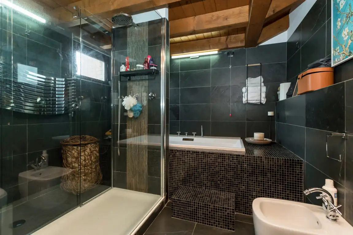 splendida-villa-con-piscina-in-vendita-a-usmate-velate-agenzia-immobiliare-milano-brianza-casa&style (14)