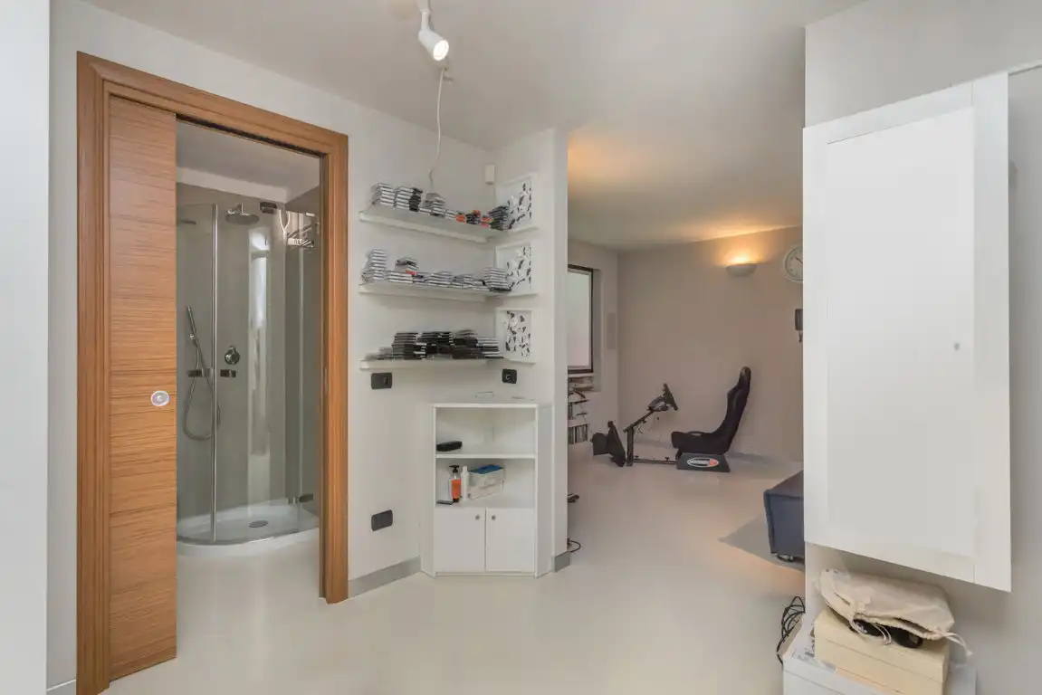 splendida-villa-con-piscina-in-vendita-a-usmate-velate-agenzia-immobiliare-milano-brianza-casa&style (18)