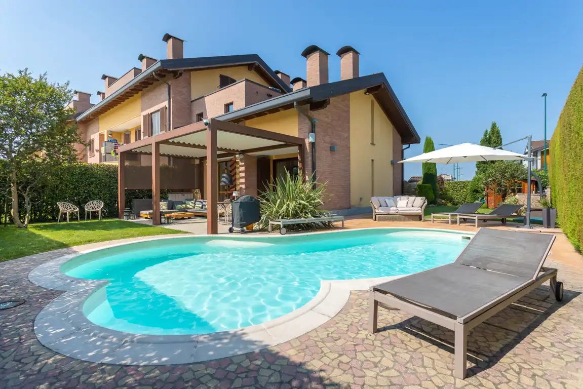 splendida-villa-con-piscina-in-vendita-a-usmate-velate-agenzia-immobiliare-milano-brianza-casa&style (20)