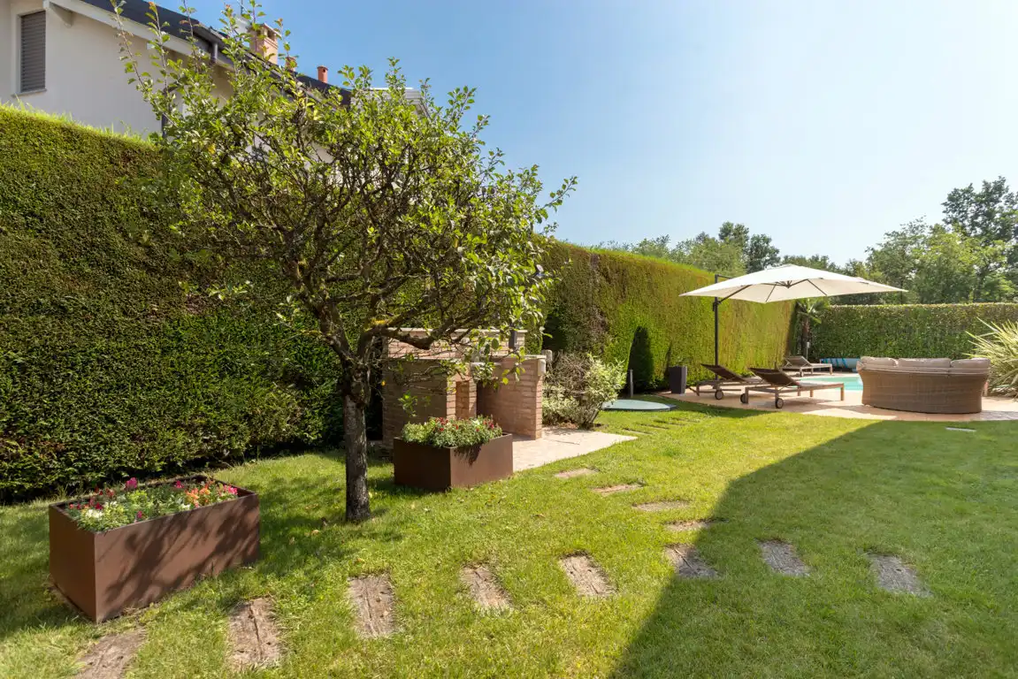 splendida-villa-con-piscina-in-vendita-a-usmate-velate-agenzia-immobiliare-milano-brianza-casa&style (24)