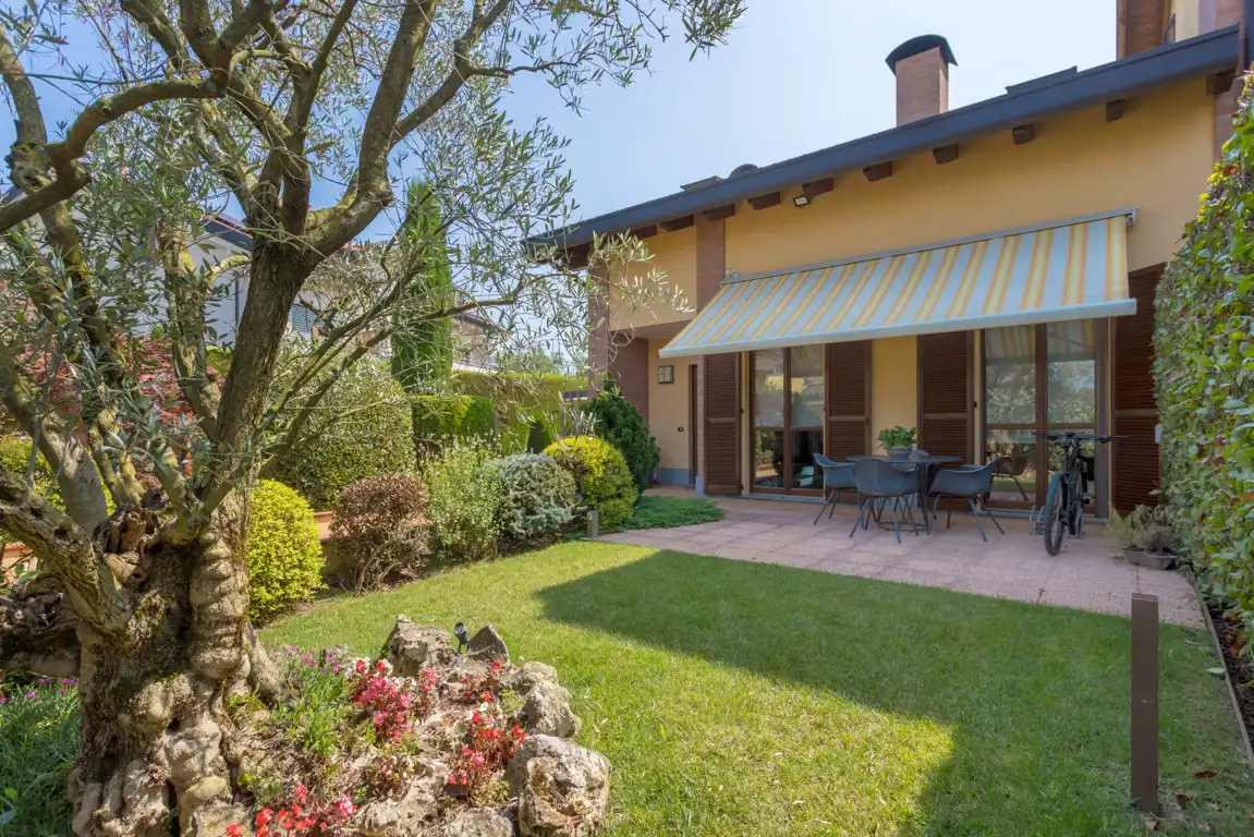splendida-villa-con-piscina-in-vendita-a-usmate-velate-agenzia-immobiliare-milano-brianza-casa&style (25)