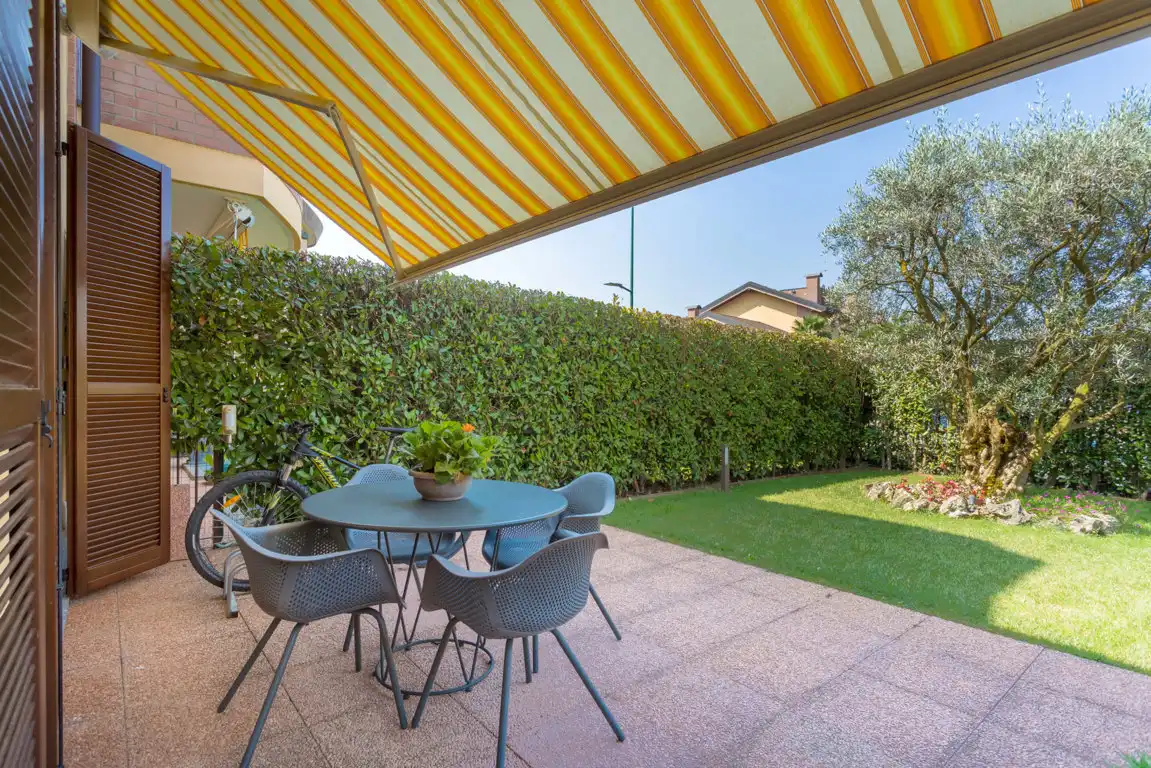 splendida-villa-con-piscina-in-vendita-a-usmate-velate-agenzia-immobiliare-milano-brianza-casa&style (26)
