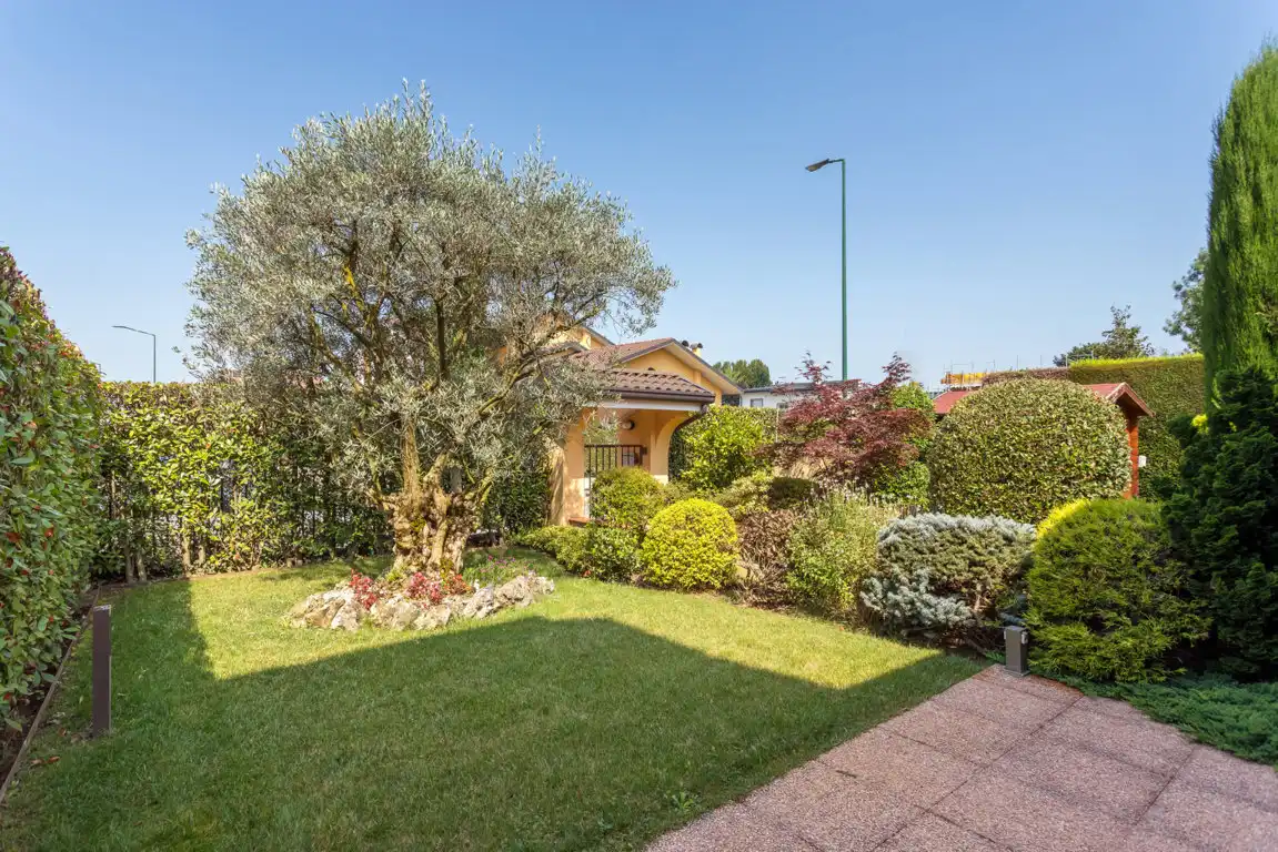 splendida-villa-con-piscina-in-vendita-a-usmate-velate-agenzia-immobiliare-milano-brianza-casa&style (27)