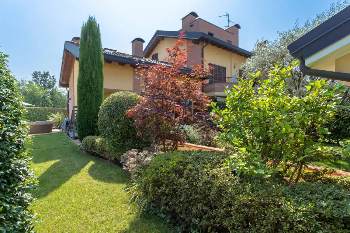 splendida-villa-con-piscina-in-vendita-a-usmate-velate-agenzia-immobiliare-milano-brianza-casa&style (28)