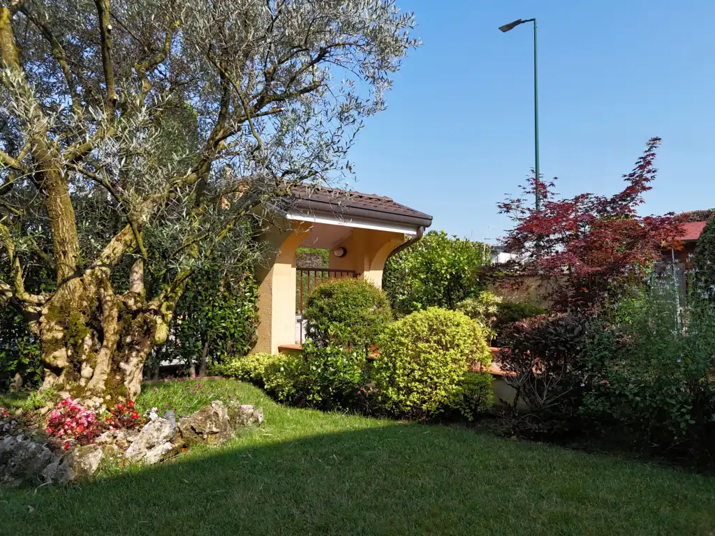 splendida-villa-con-piscina-in-vendita-a-usmate-velate-agenzia-immobiliare-milano-brianza-casa&style (30)
