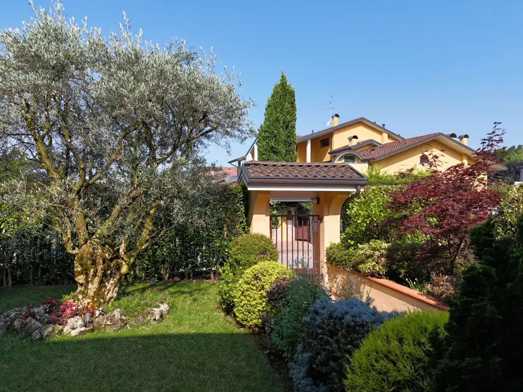 splendida-villa-con-piscina-in-vendita-a-usmate-velate-agenzia-immobiliare-milano-brianza-casa&style (31)