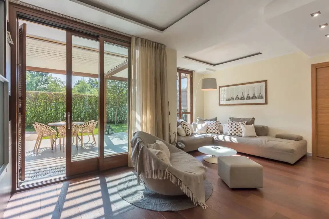 splendida-villa-con-piscina-in-vendita-a-usmate-velate-agenzia-immobiliare-milano-brianza-casa&style (6)