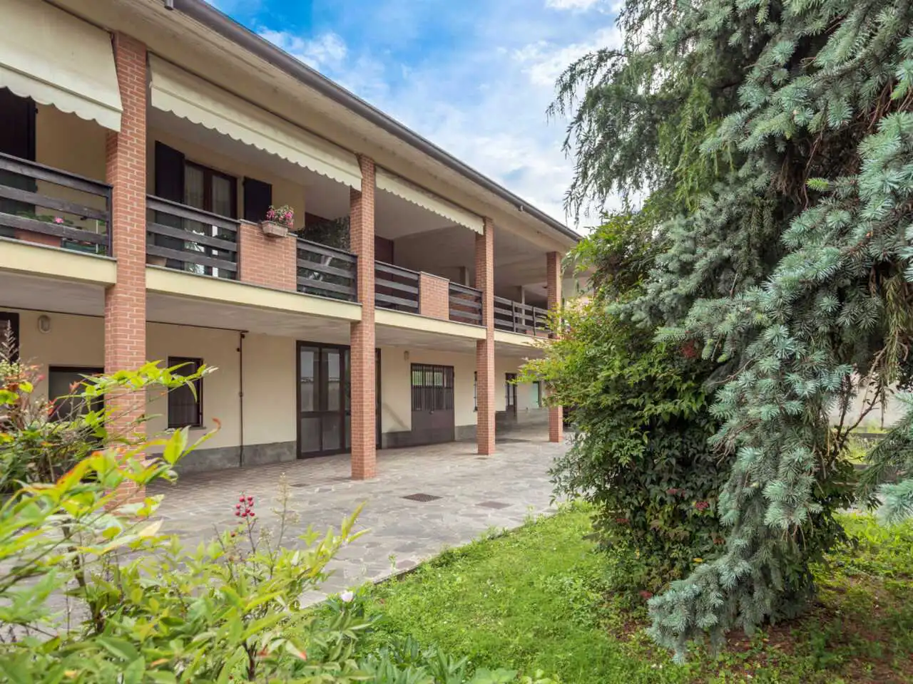 vendita-bellusco-palazzina-terra-cielo-agenzia-immobiliare-milano-brianza-casa&style