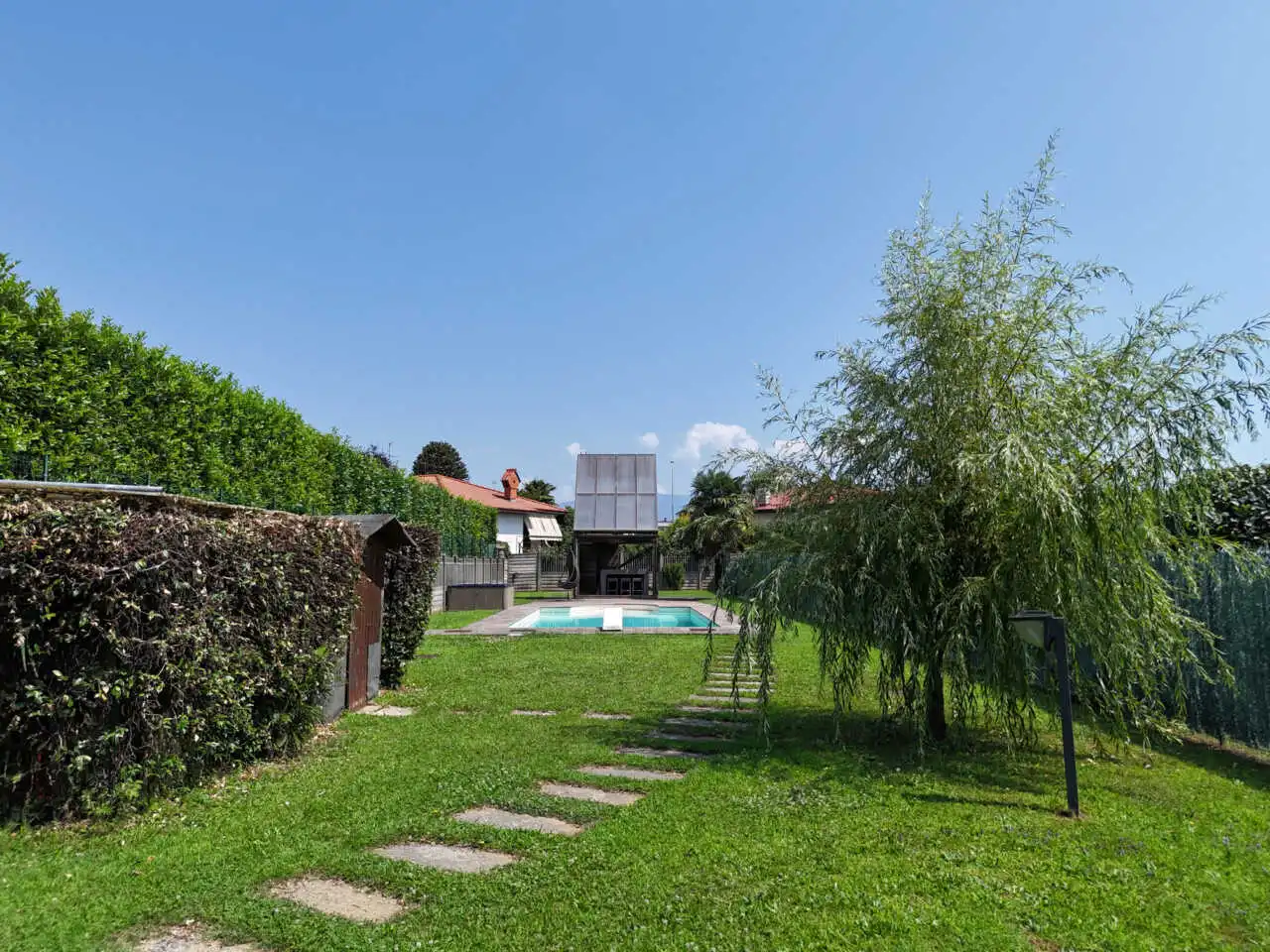 splendida-villa-con-piscina-in-vendita-a-usmate-velate-agenzia-immobiliare-milano-brianza-casa&style (13)