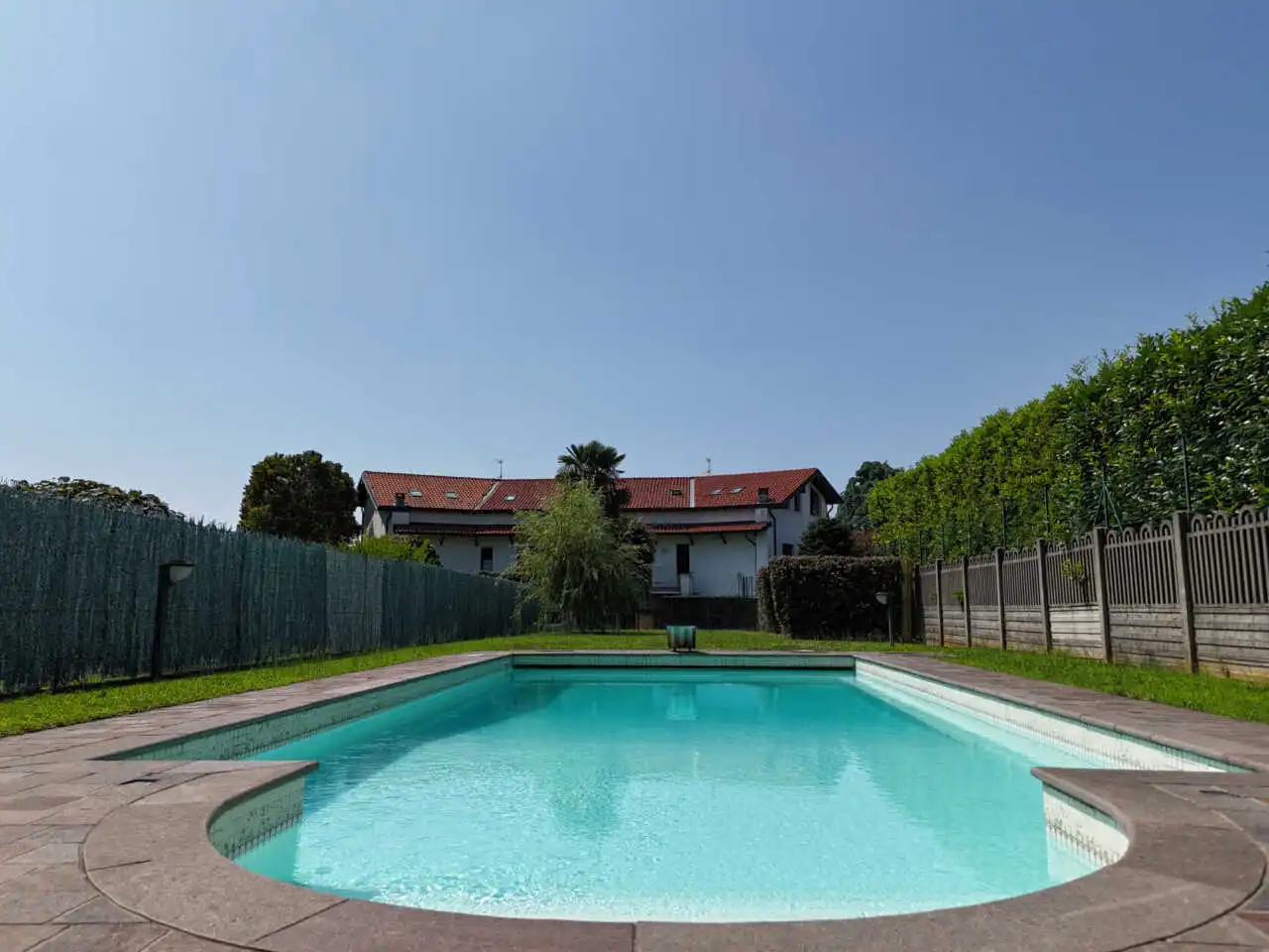 splendida-villa-con-piscina-in-vendita-a-usmate-velate-agenzia-immobiliare-milano-brianza-casa&style (15)