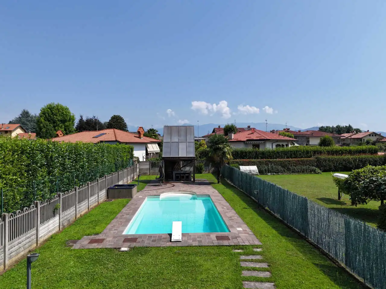 splendida-villa-con-piscina-in-vendita-a-usmate-velate-agenzia-immobiliare-milano-brianza-casa&style (6)