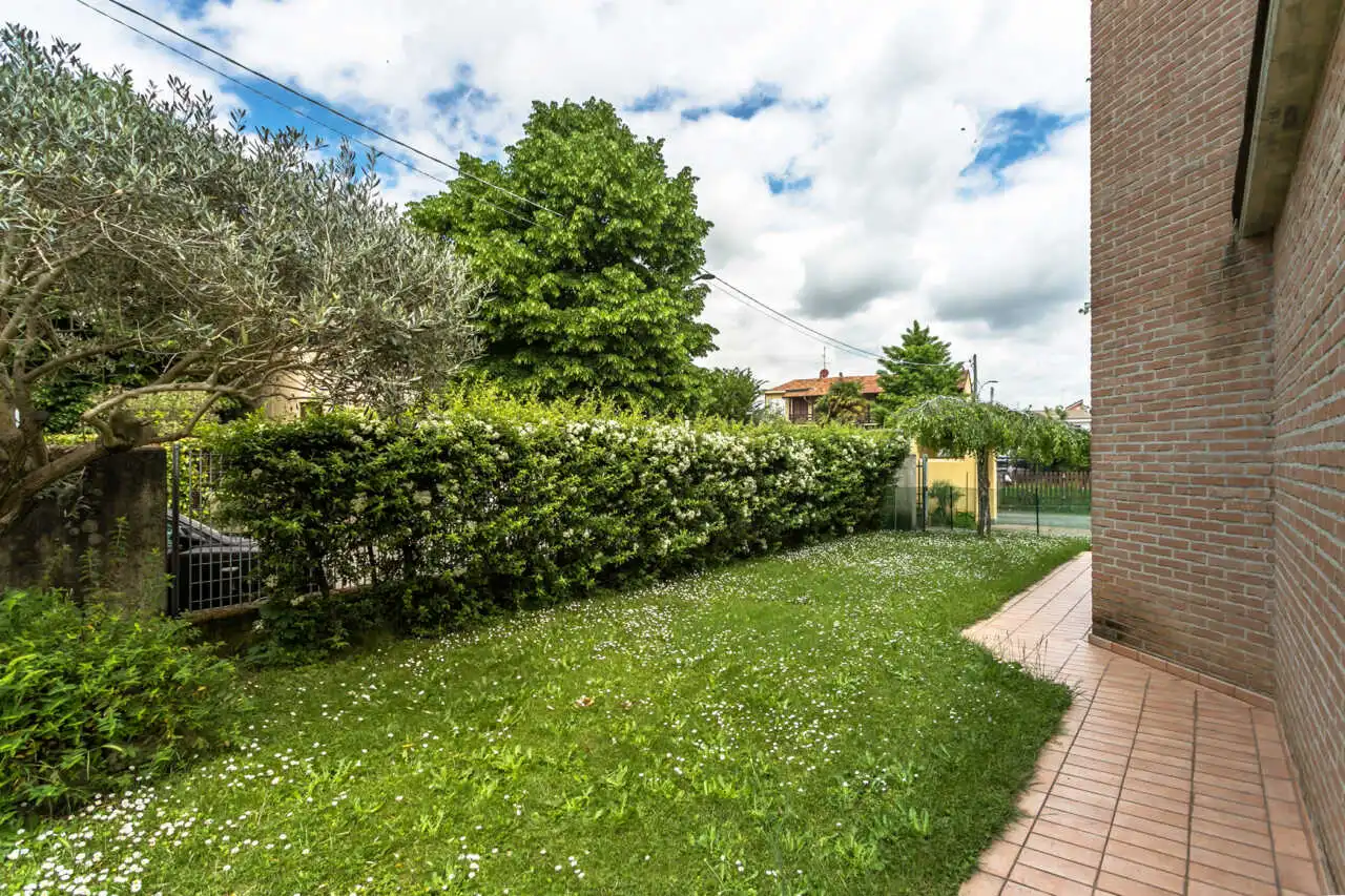villa-a-cavenago-di-brianza-in-vendita-casa&style-immobiliare-milano-brianza-valutazioni-gratuite-24