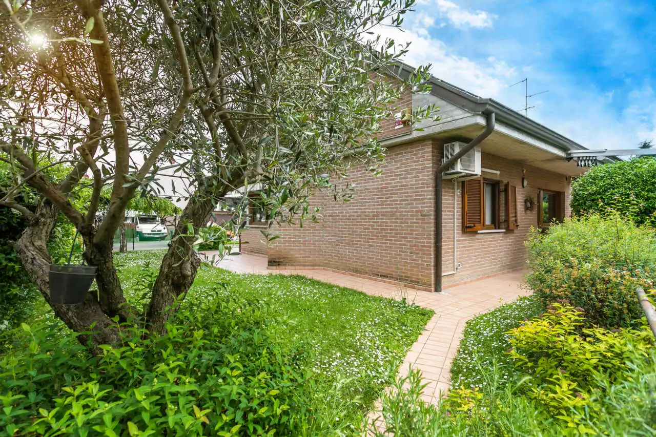 villa-a-cavenago-di-brianza-in-vendita-casa&style-immobiliare-milano-brianza-valutazioni-gratuite-25