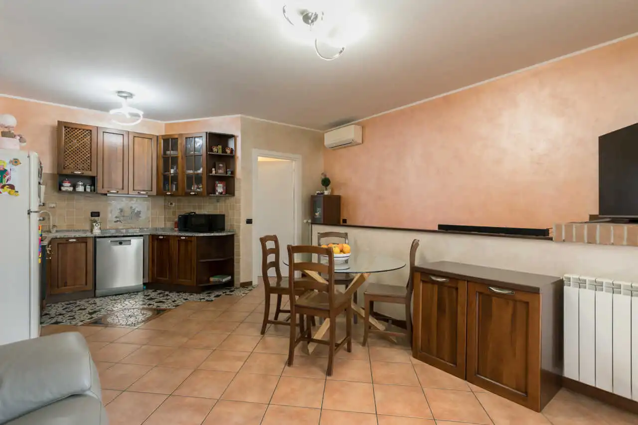 appartamento-con-giardino-di-500-mq-a-busnago-in-vendita-con-tavernaBUSNAGO-2