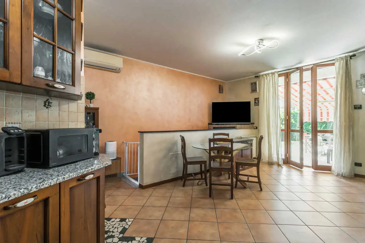 appartamento-con-giardino-di-500-mq-a-busnago-in-vendita-con-tavernaBUSNAGO-5