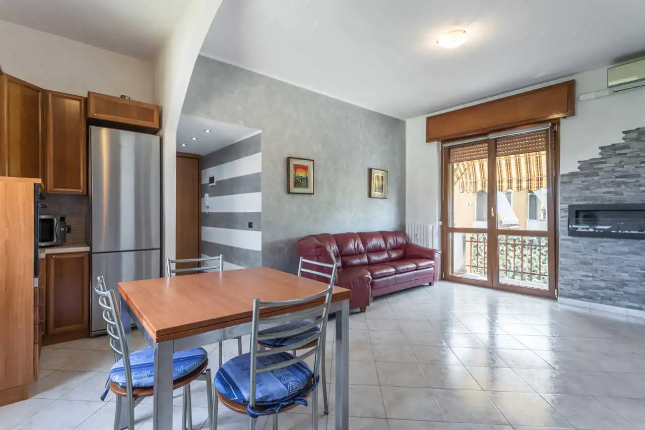 appartamento-ultimo-piano-a-vimercate-luminoso-silenzioso-3-balconi-box-casa&style-migliore-agenzia-immobiliare-monza-brianza (1