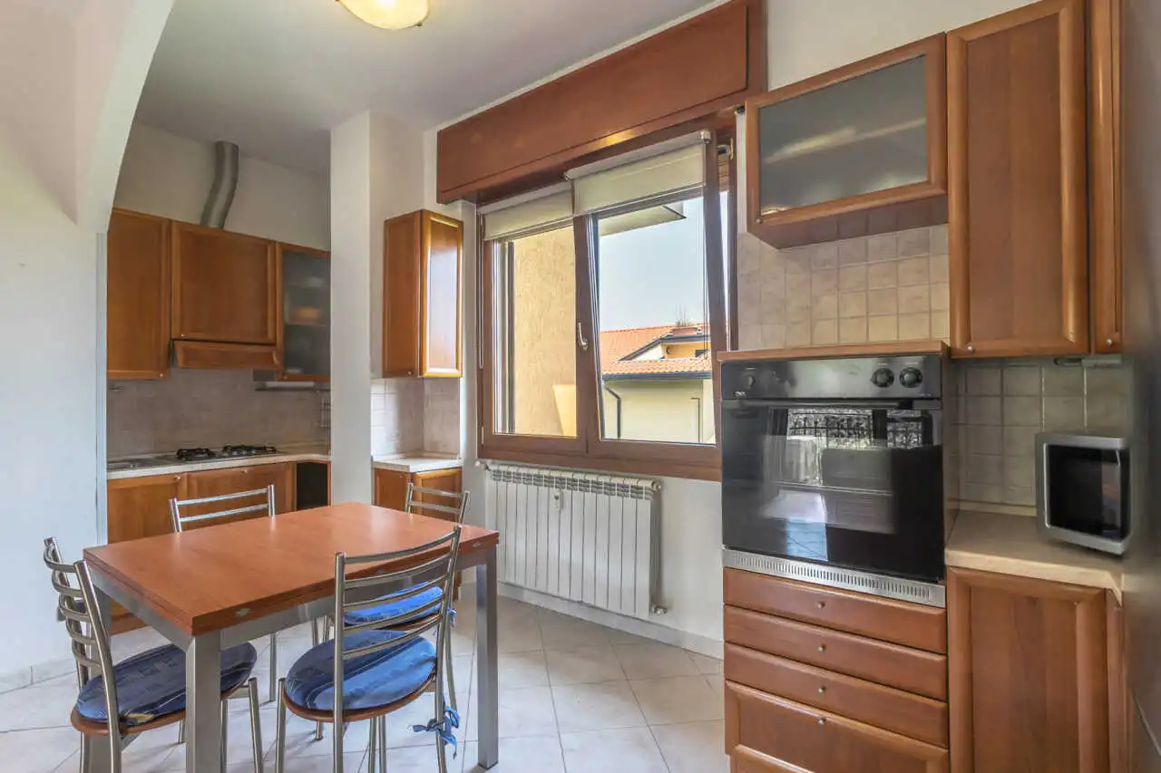 appartamento-ultimo-piano-a-vimercate-luminoso-silenzioso-3-balconi-box-casa&style-migliore-agenzia-immobiliare-monza-brianza (1 (9)