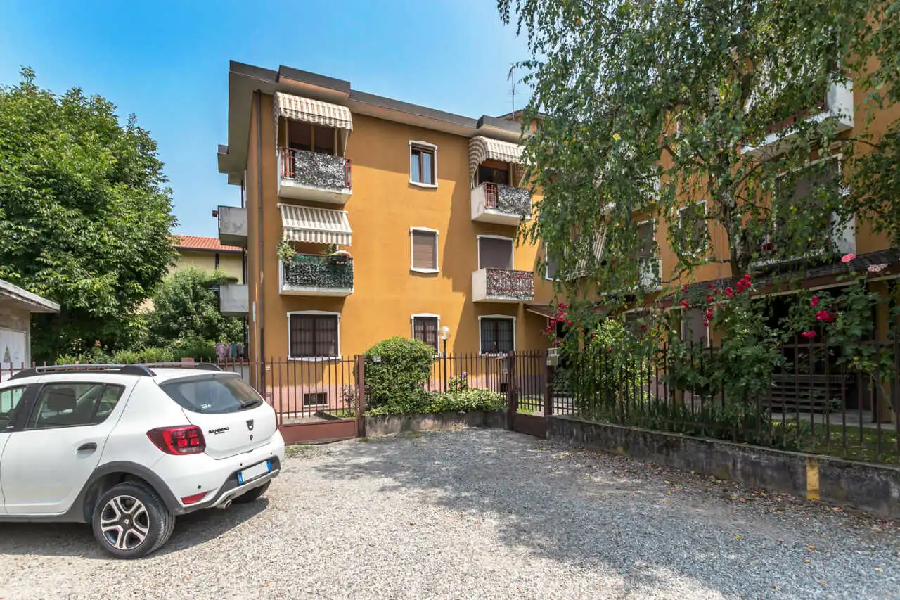 appartamento-ultimo-piano-a-vimercate-luminoso-silenzioso-3-balconi-box-casa&style-migliore-agenzia-immobiliare-monza-brianza (1)