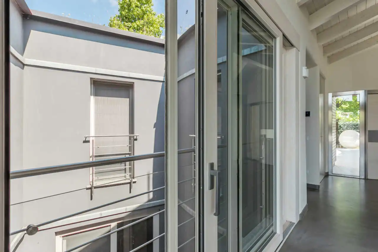 villa-con-piscina-a-carugate-stile-moderno-migliore-agenzia-immobiliare-milano-e-brianza-casa&style (12)