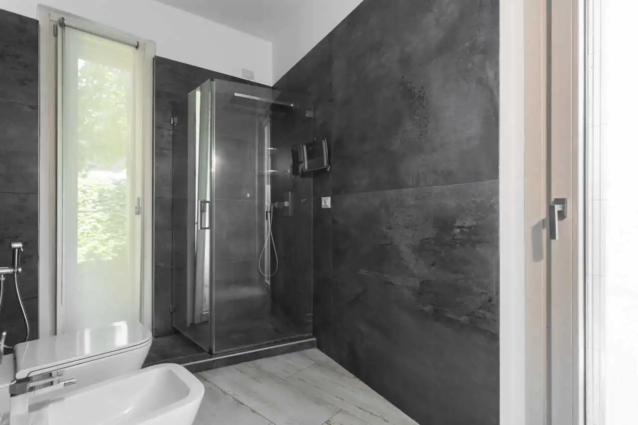 villa-con-piscina-a-carugate-stile-moderno-migliore-agenzia-immobiliare-milano-e-brianza-casa&style (29)